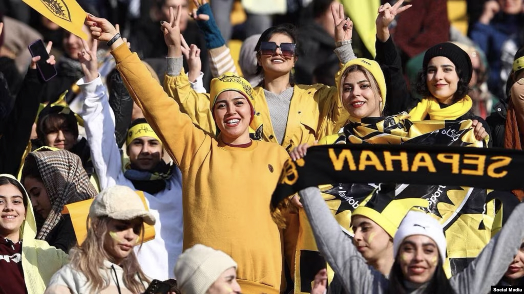 تحول تاریخی: حضور زنان در ورزشگاه نقش جهان