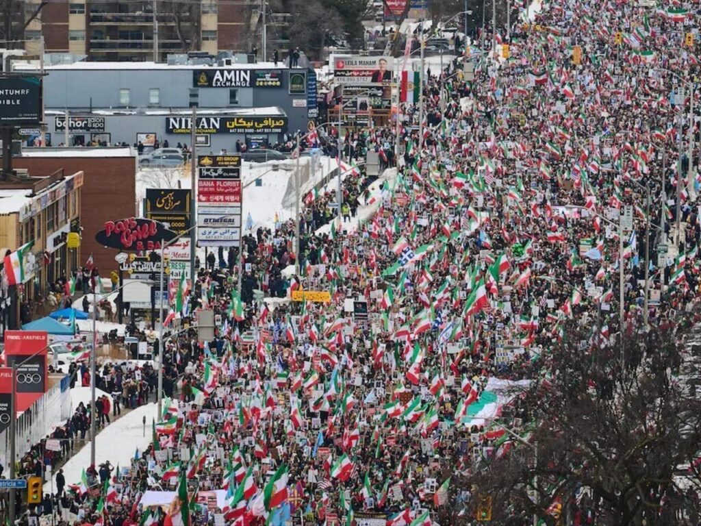 تجمع گسترده ایرانیان با پرچم‌های ایران در تظاهرات تورنتو با حضور هزاران نفر