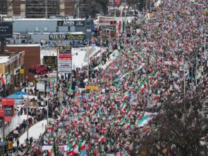 تجمع گسترده ایرانیان با پرچم‌های ایران در تظاهرات تورنتو با حضور هزاران نفر