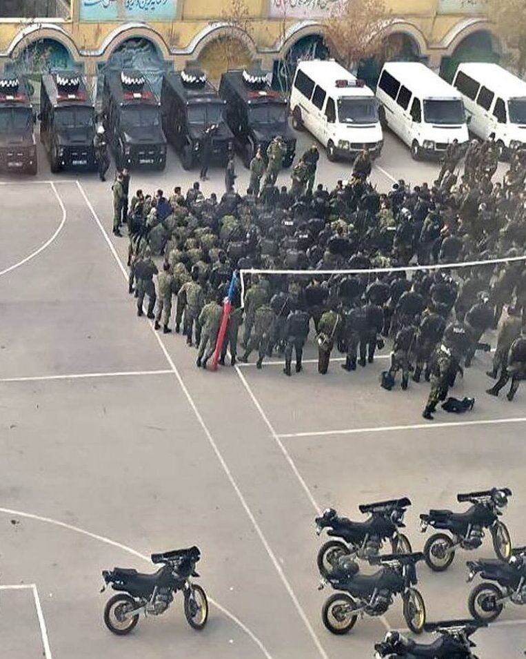 استقرار نظامیان ایران در دانشگاه‌ها و مدارس
