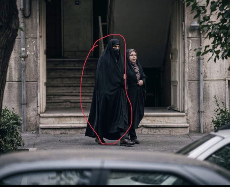 فرمانده بسیج آستانه اشرفیه با چادر در خیابان دیده شد؛