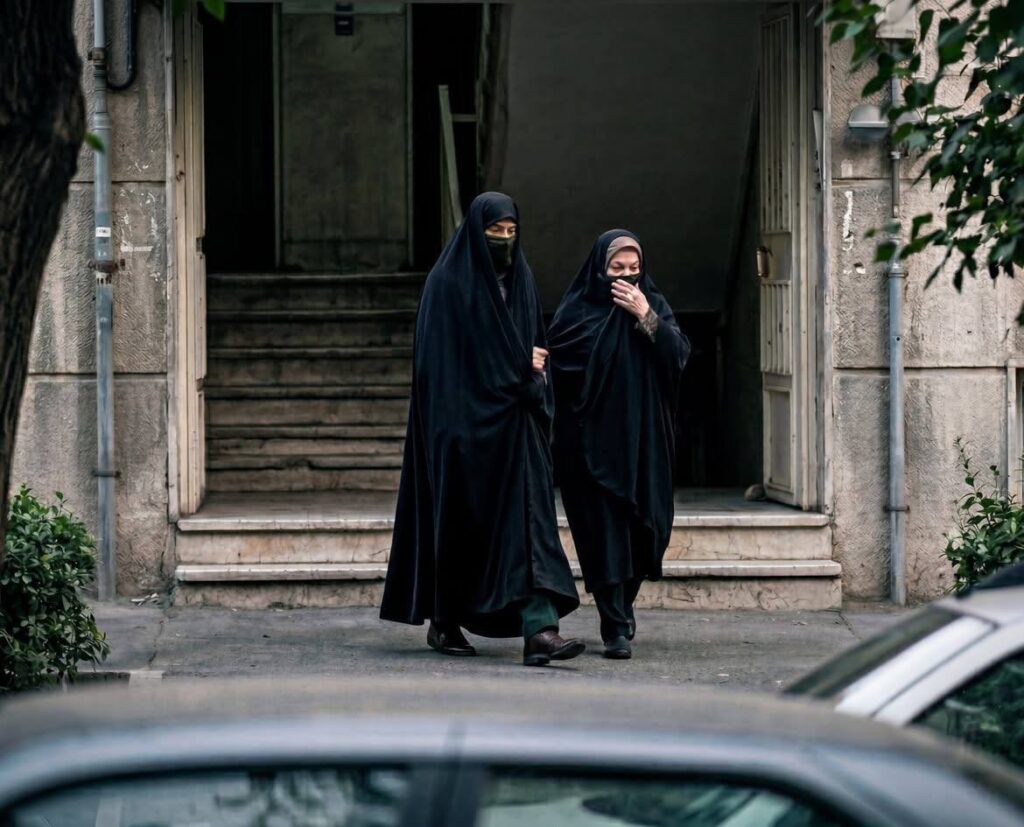 فرماندهی بسیج آستانه اشرفیه از ترس سقط شدن با چادر زنانه به خیابان آمد.